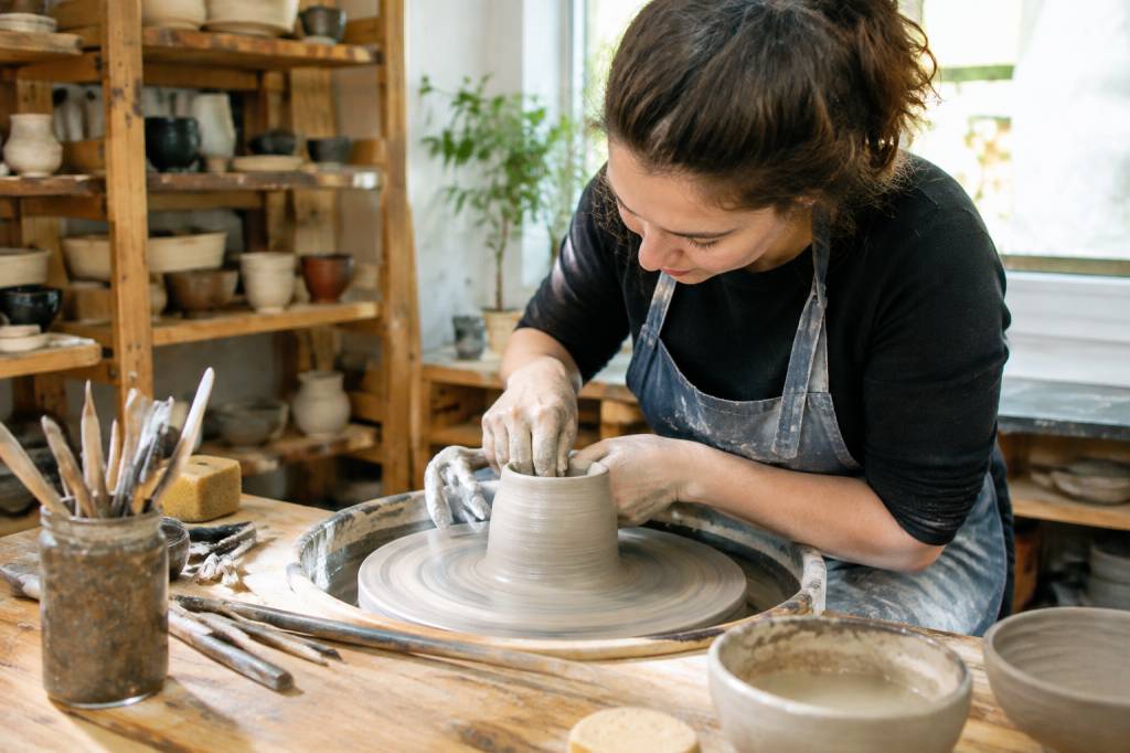 Atelier de poterie : techniques, outils et idées pour débuter et progresser